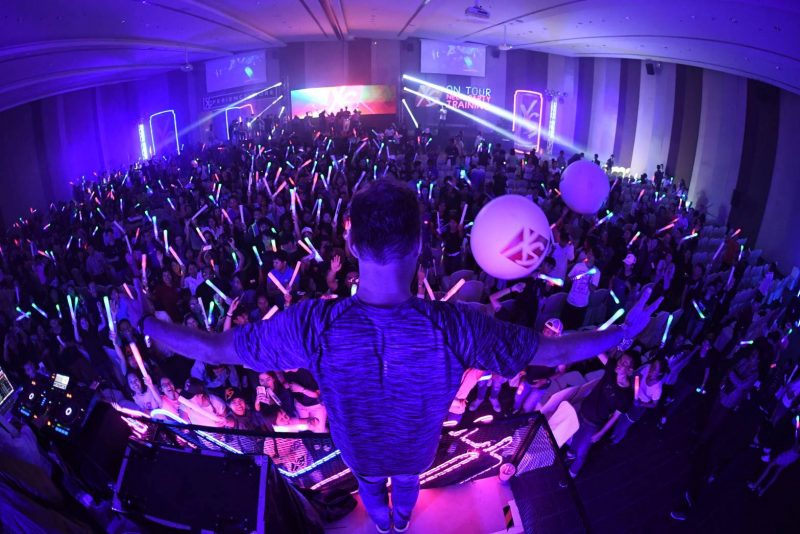 XS Neon Party Training