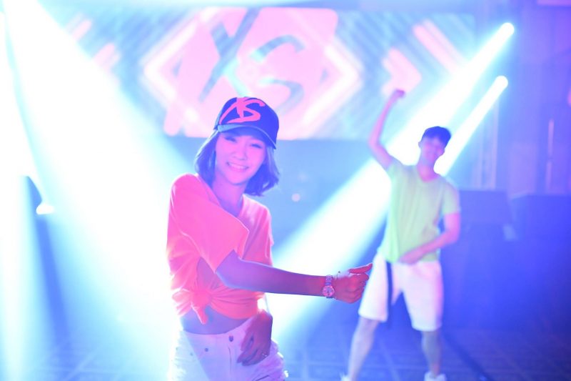 XS Neon Party Training